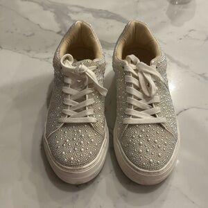 Betsy Johnson pearl embellished women’s sidny sneakers size 7.5